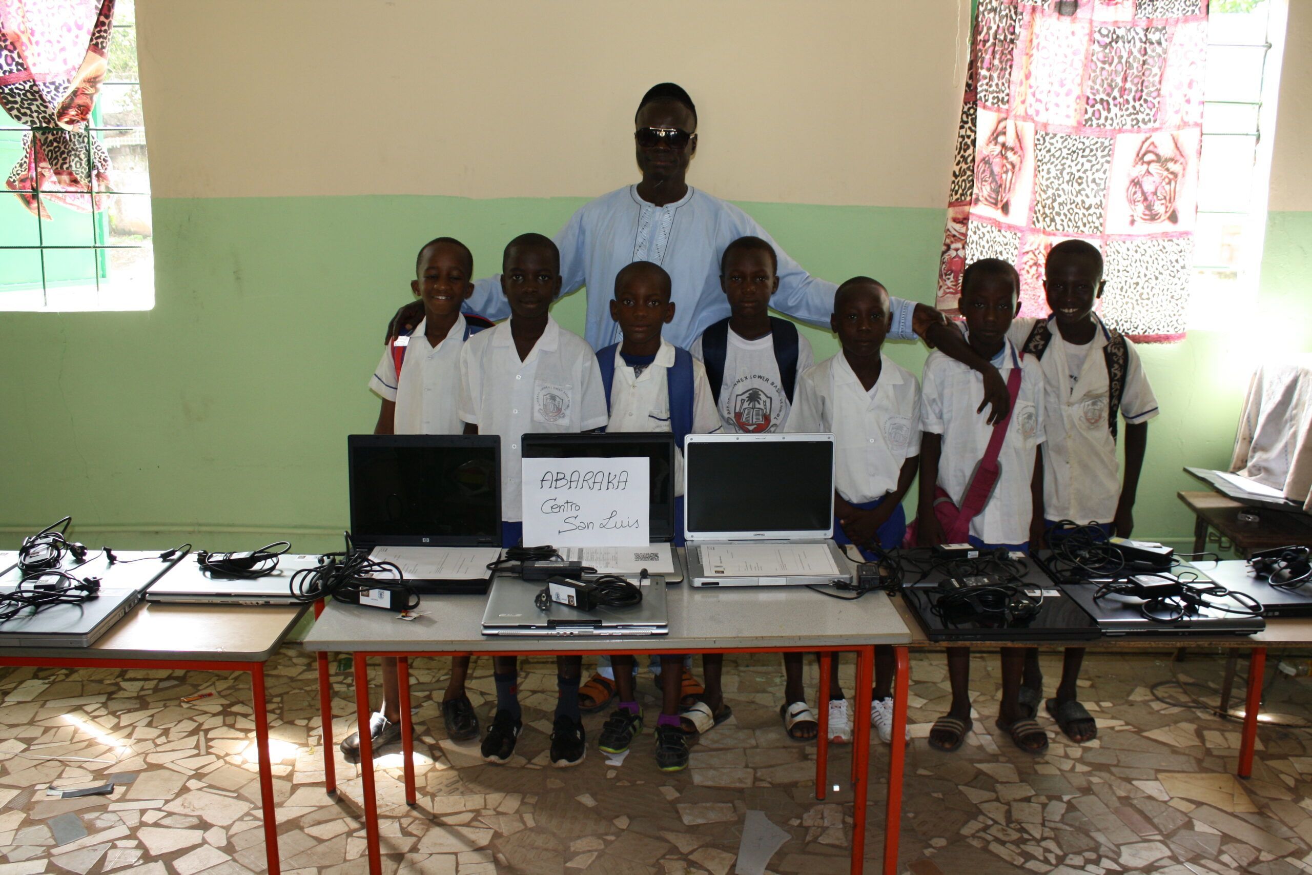 &iexcl;18 ordenadores llegan a Gambia!
